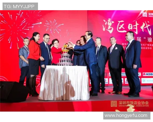 不同足球明星齐聚一堂盛况空前共同上台领奖展现荣耀与友谊